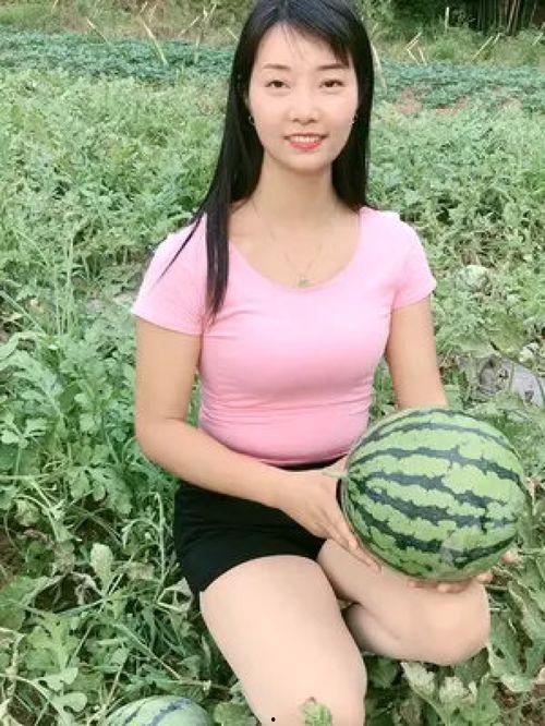 天台吃瓜事件小姑娘,小姑娘的意外走红与网络舆论风暴